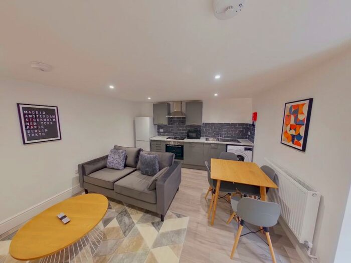 2 Bedroom Apartment To Rent In Awesome Bed, Bath Student Apartment, Portland Street, Lincoln, LN5