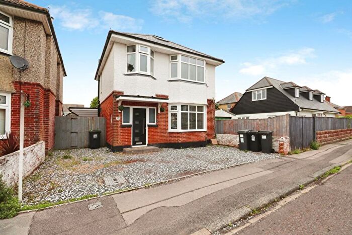 3 Bedroom Detached House For Sale In Kinsbourne Avenue, Bournemouth, BH10