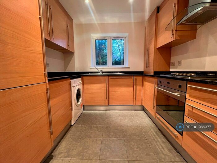 2 Bedroom Flat To Rent In West Finchley Station, London, N3