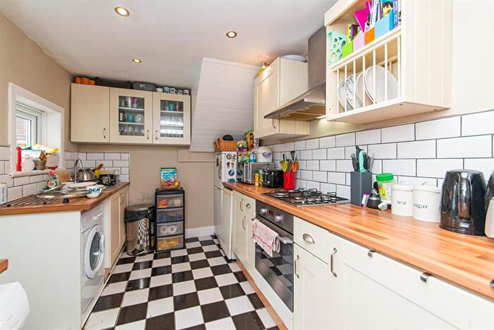 3 Bedroom Flat To Rent In Third Avenue, Heaton, Newcastle Upon Tyne, NE6