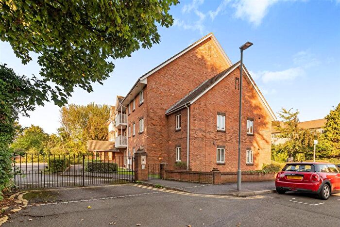 2 Bedroom Flat To Rent In Chene Colline Court, Glenbuck Road, Surbiton, KT6