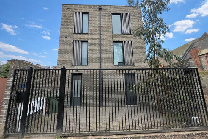 5 Bedroom Detached House For Sale In Sprowston Mews, Newham, London, Greater London, E7