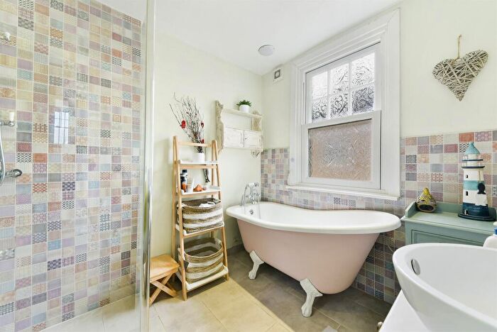 2 Bedroom Apartment To Rent In Upper Richmond Road West, London, SW14