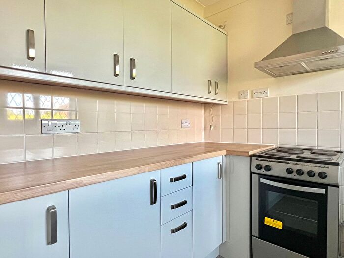 4 Bedroom Flat To Rent In Villiers Close, Surbiton, KT5