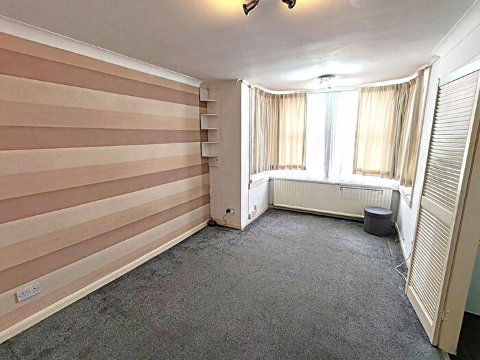1 Bedroom Flat To Rent In Mayfair Avenue, Ilford, Essex, IG1