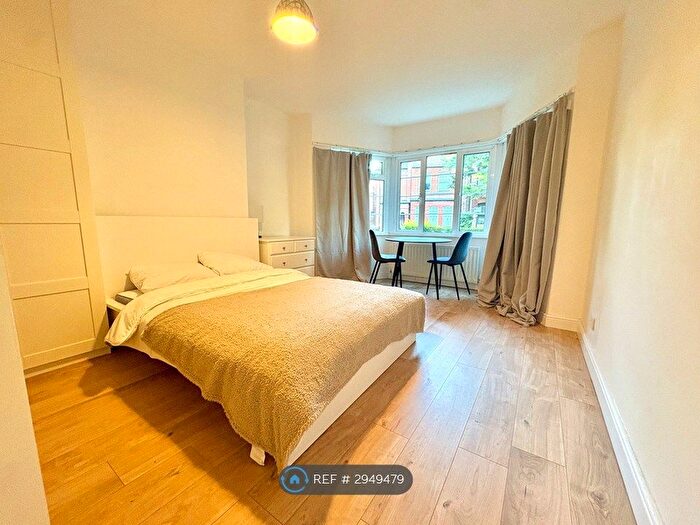 3 Bedroom Flat To Rent In The Grange, London, W4