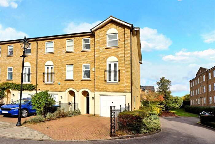 4 Bedroom End Of Terrace House For Sale In Williams Grove, Surbiton, KT6