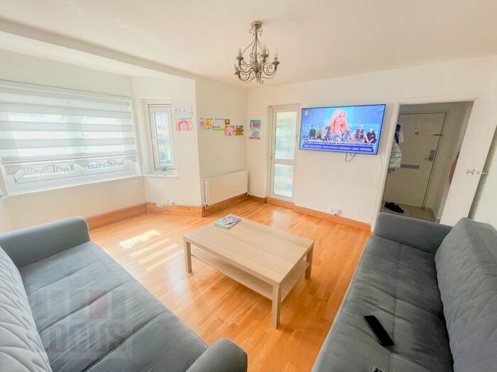 2 Bedroom Flat To Rent In Amber Avenue, Walthamstow, E17