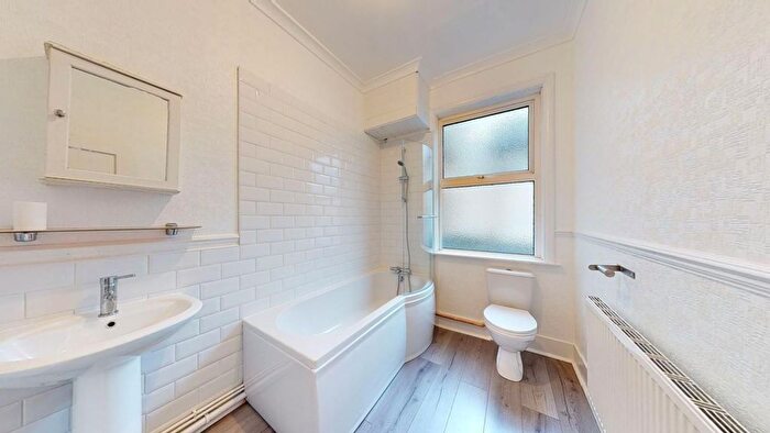 2 Bedroom Flat For Sale In Cheriton High Street, Folkestone, CT19