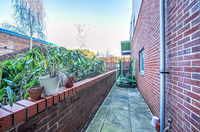 1 Bedroom Apartment For Sale In Kenton Road, Harrow, HA3