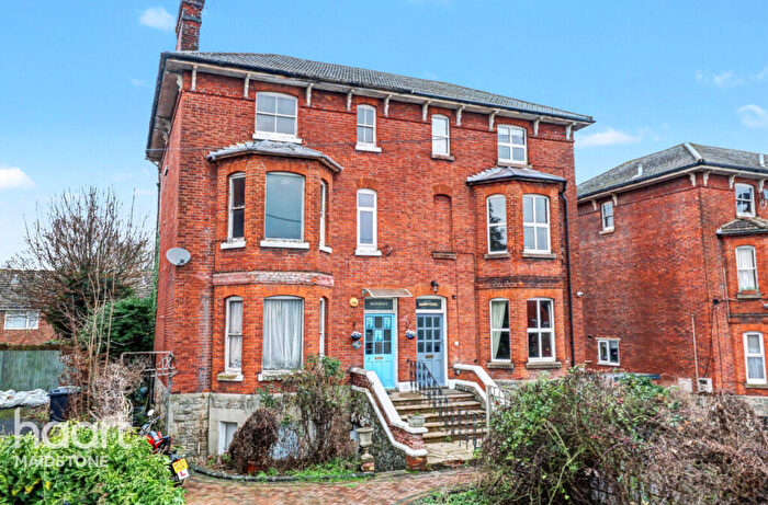 5 Bedroom Semi Detached House For Sale In Buckland Hill, Maidstone, ME16