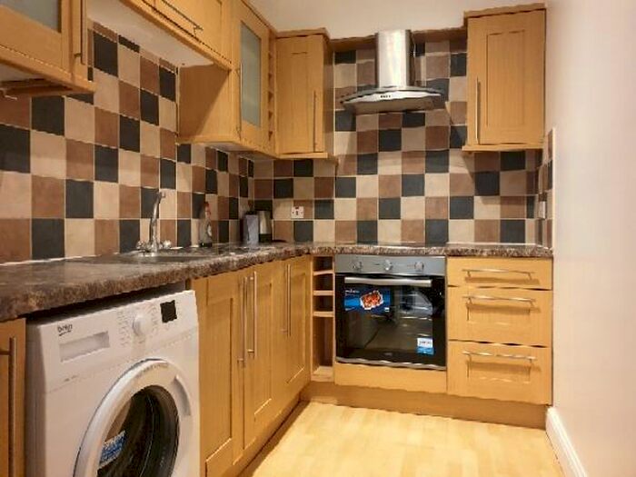 2 Bedroom Flat To Rent In Eastern Avenue, : Bed Bath, IG2