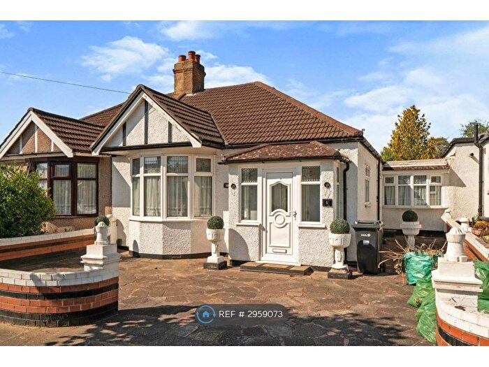 4 Bedroom Bungalow To Rent In Lime Grove, Ilford, IG6