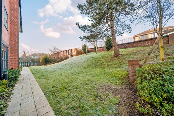 2 Bedroom Flat For Sale In Great North Road, Hatfield, AL9
