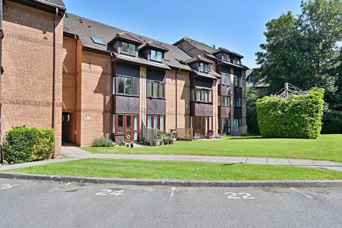 2 Bedroom Flat For Sale In Savanna Court, Watford, WD18