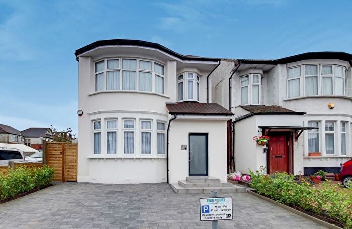 3 Bedroom Flat To Rent In The Drive, London, NW11