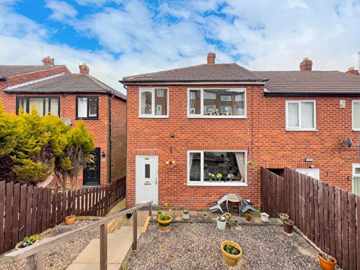 3 Bedroom Town House For Sale In Craven Close, Gomersal, BD19