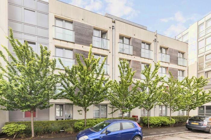 2 Bedroom Flat To Rent In Garden Road, Richmond, TW9