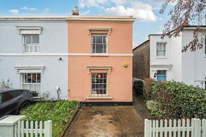 3 Bedroom Semi Detached House For Sale In Fairfield Grove, London, SE7