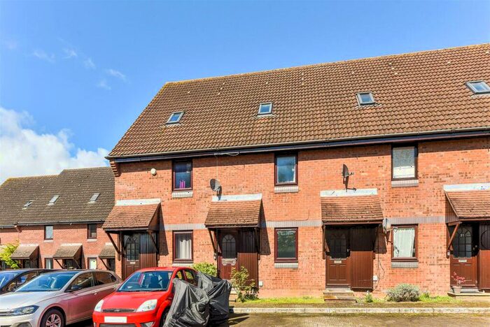 2 Bedroom Maisonette To Rent In Meon Close, Petersfield, GU32