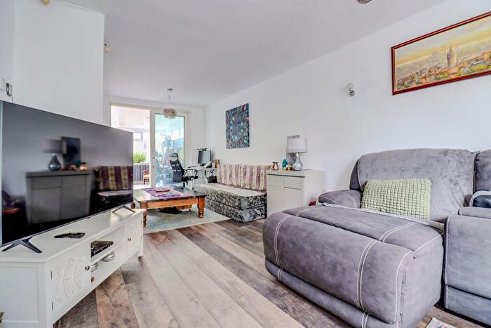 3 Bedroom Semi Detached House For Sale In Glenfield Road, Leicester, LE3