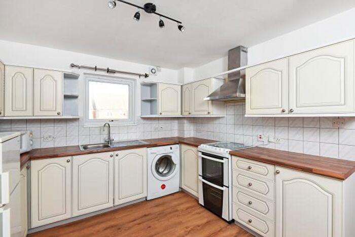 2 Bedroom Flat To Rent In Nuffield Close, Didcot, Oxfordshire, OX11