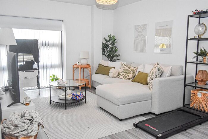 1 Bedroom Apartment To Rent In Carcaixent Square, Newbury, Berkshire, RG14