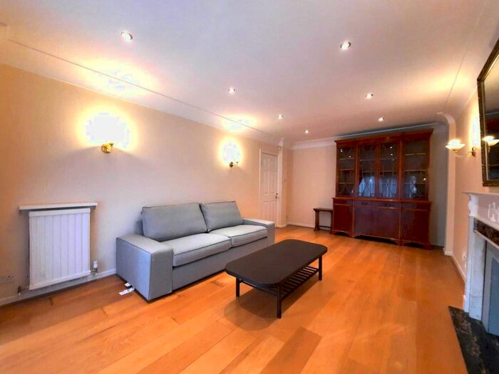 4 Bedroom Detached House To Rent In Dollis Avenue, London, N3