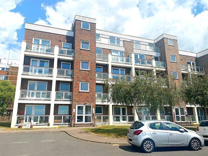 2 Bedroom Flat For Sale In Harewood Close, Bexhill-On-Sea, TN39