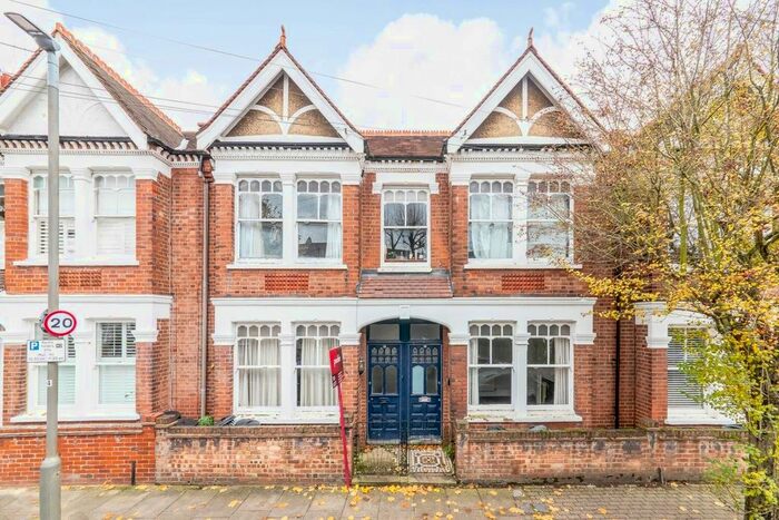 3 Bedroom Maisonette To Rent In Badminton Road, Balham, London, SW12