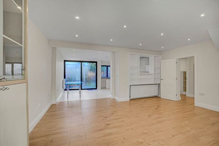 4 Bedroom Semi-Detached House To Rent In Colwyn Avenue, Perivale, UB6