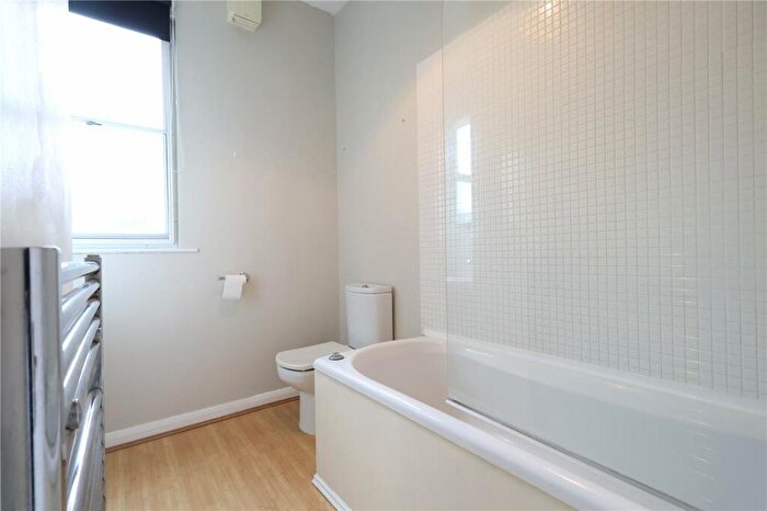 2 Bedroom Apartment For Sale In The Crescent, Farnham, Surrey, GU9