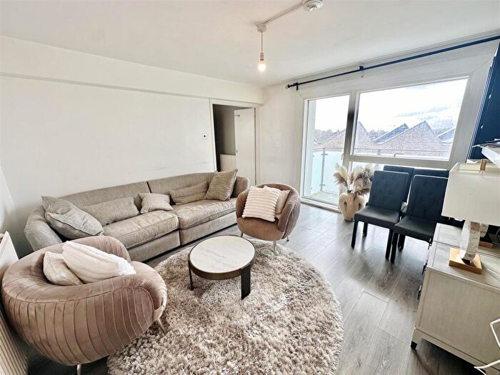 2 Bedroom Flat To Rent In Granville Road, London, NW2