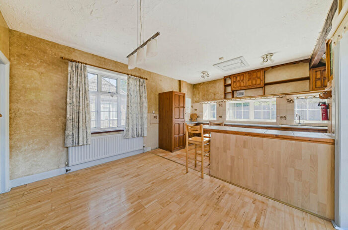 3 Bedroom Detached House For Sale In Highfield Avenue, Twyford, Winchester, Hampshire, SO21