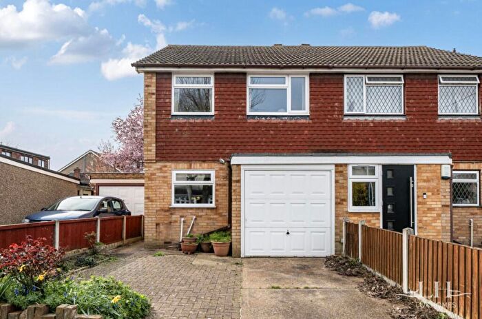3 Bedroom Semi Detached House For Sale In Sunnycroft Gardens, Upminster, RM14