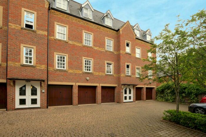 2 Bedroom Flat To Rent In Castle Mews, St. Thomas Street, OX1