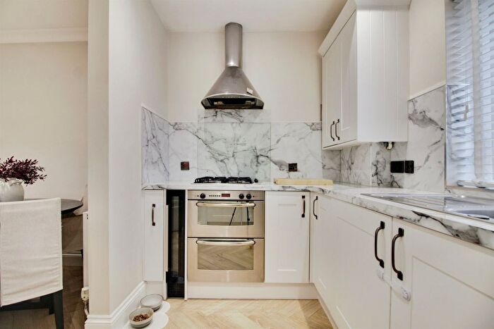 2 Bedroom Flat For Sale In Great North Road, Welwyn Garden City, AL8