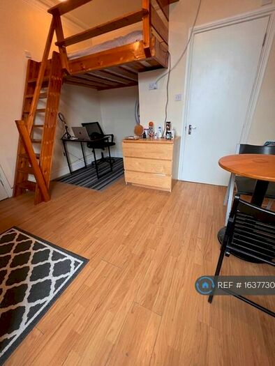 Studio To Rent In Burroughs Parade, London, NW4