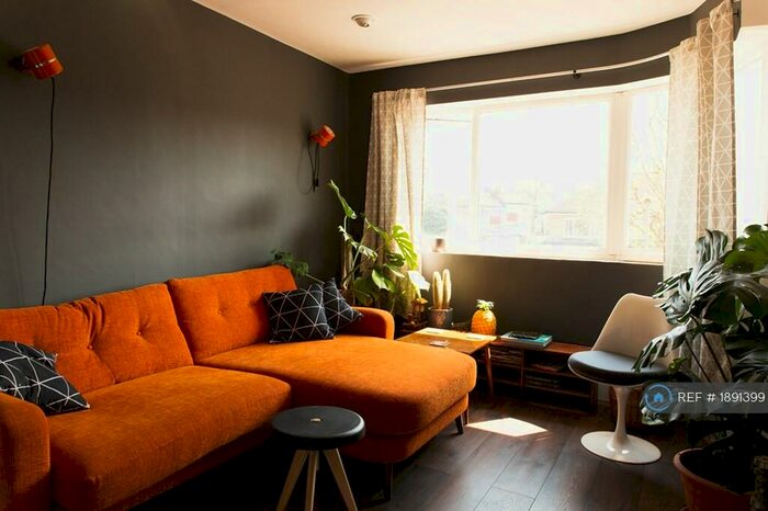 2 Bedroom Maisonette To Rent In Avondale Avenue, East Barnet, EN4