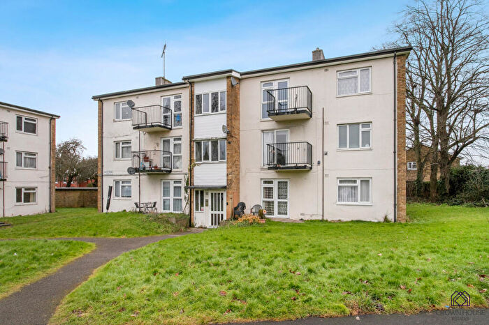 2 Bedroom Flat For Sale In Days Mead, Hatfield, Hertfordshire, AL10