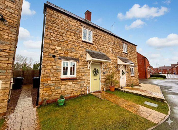 3 Bedroom Semi Detached House For Sale In Setters Way, Roade, Northamptonshire, NN7