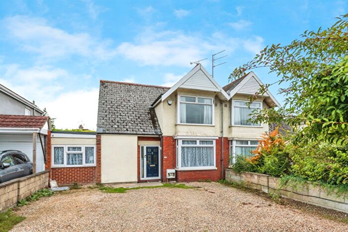 3 Bedroom Semi-Detached House For Sale In Cricklade Road, Swindon, SN2