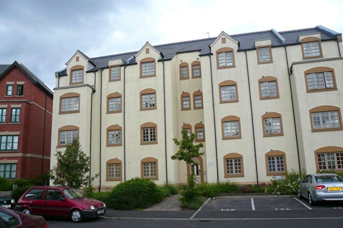 2 Bedroom Flat To Rent In Hadfield Close, Victoria Park, Rusholme, Manchester, M14