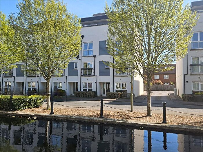 2 Bedroom Maisonette For Sale In Canalside, Redhill, Surrey, RH1