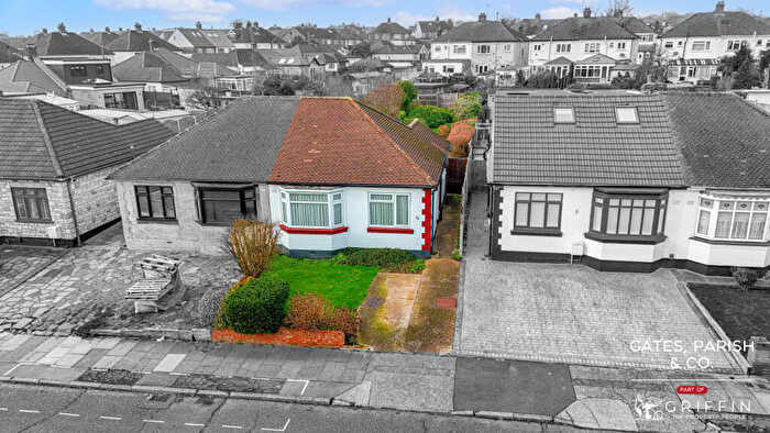 2 Bedroom Bungalow For Sale In Derby Avenue, Upminster, RM14