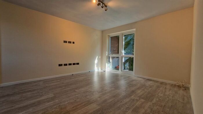 1 Bedroom Flat To Rent In Maple Road, Yeading, Hayes, UB4