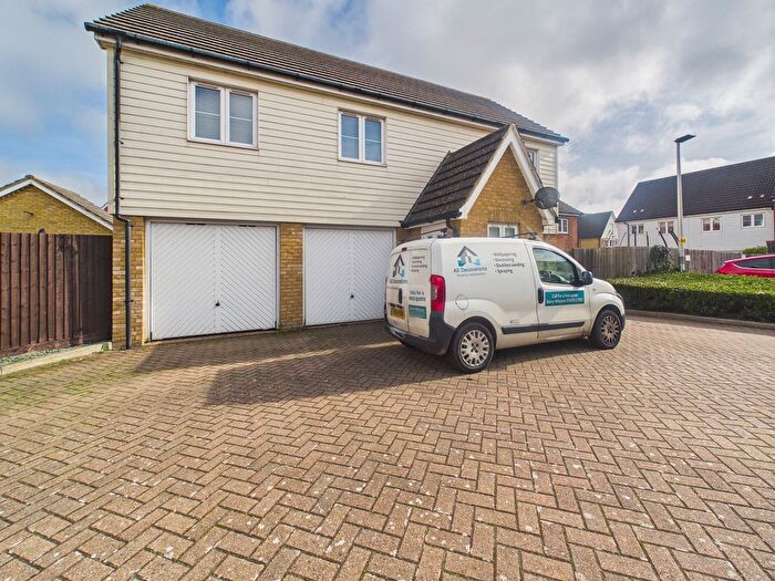 2 Bedroom Flat For Sale In The Fields, Hoo, Rochester, ME3