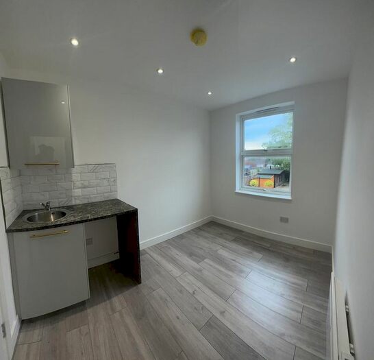 Studio To Rent In Park Avenue, Egham, TW20