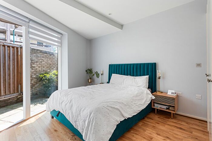 2 Bedroom Flat For Sale In Copenhagen Street, Islington, London, N1