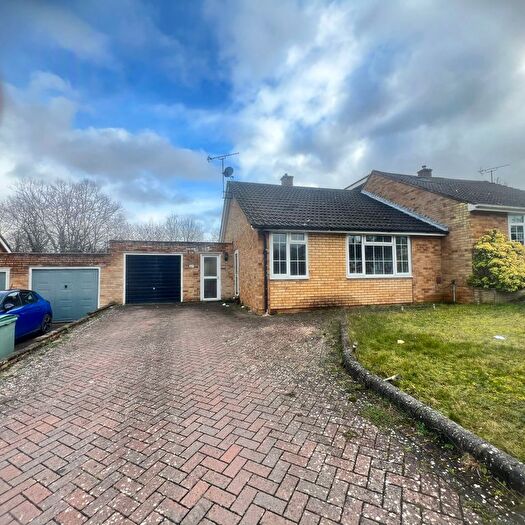 2 Bedroom Semi Detached Bungalow To Rent In Stoneham Close, Tilehurst, RG30